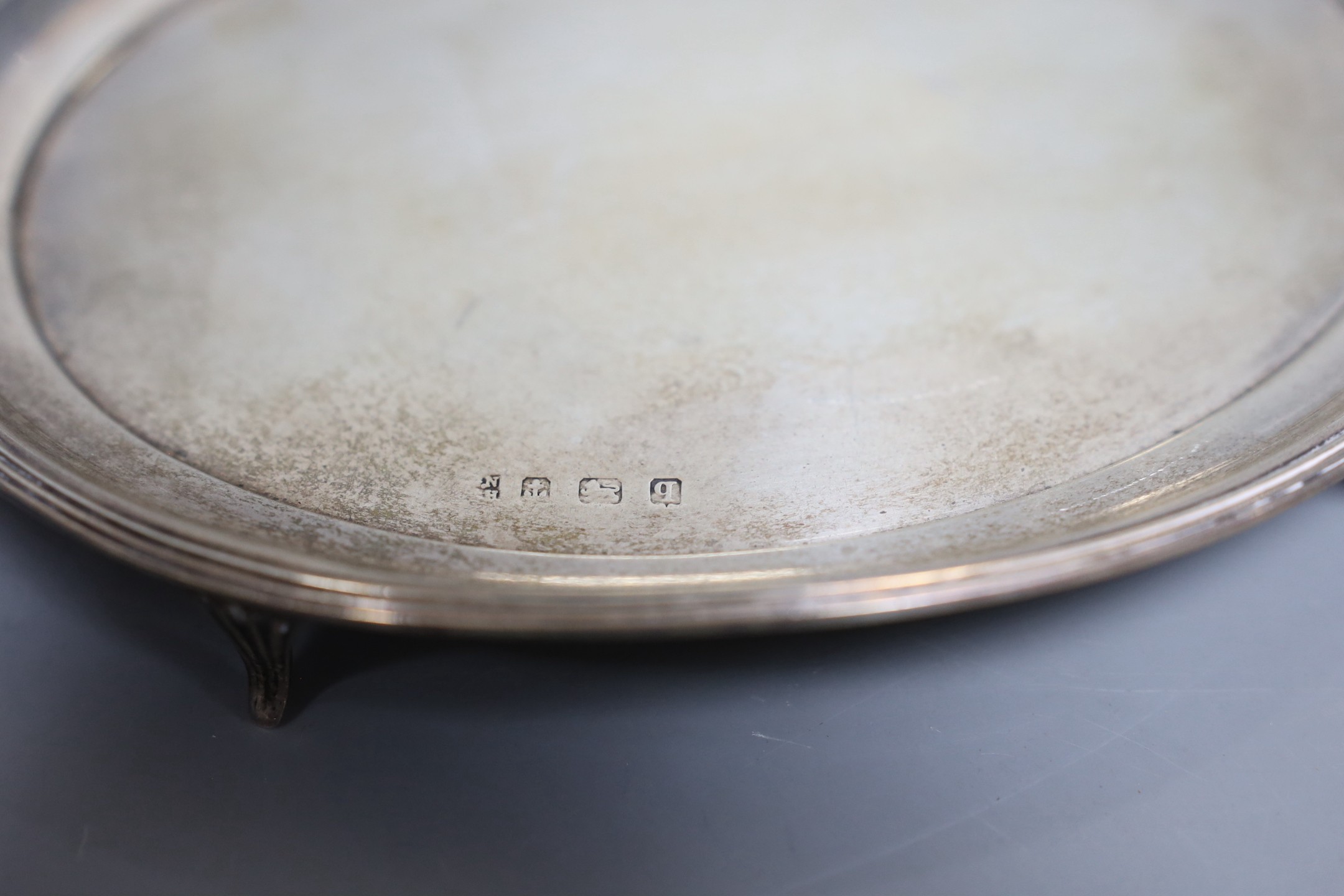 Assorted small silver, including a George V oval teapot stand, a modern mounted wine coaster, pair of sugar nips, etc.